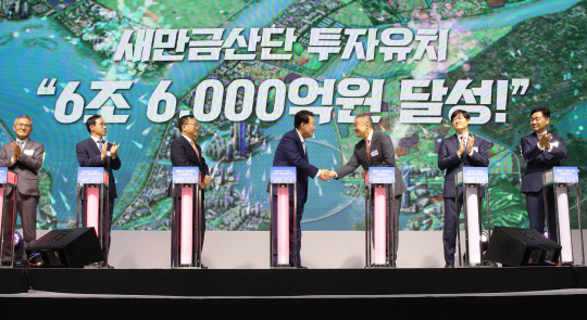 윤석열 대통령이 2일 전북 군산새만금컨벤션센터(GSCO)에서 열린 '새만금 이차전지 투자협약식'에서 참석자들과 버튼을 누르는 퍼포먼스를 마친 뒤 인사하고 있다. 왼쪽부터 도석구 LS MnM 대표, 김오진 국토교통부 제1차관, 명노현 LS 대표, 윤 대통령, 구자은 LS그룹 회장, 허제홍 엘앤에프 의장, 김관영 전라북도지사. 대통령실통신사진기자단=연합뉴스